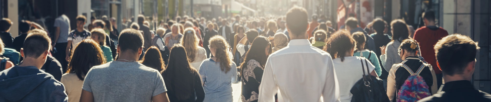 Viele Menschen gehen mit dem Rücken